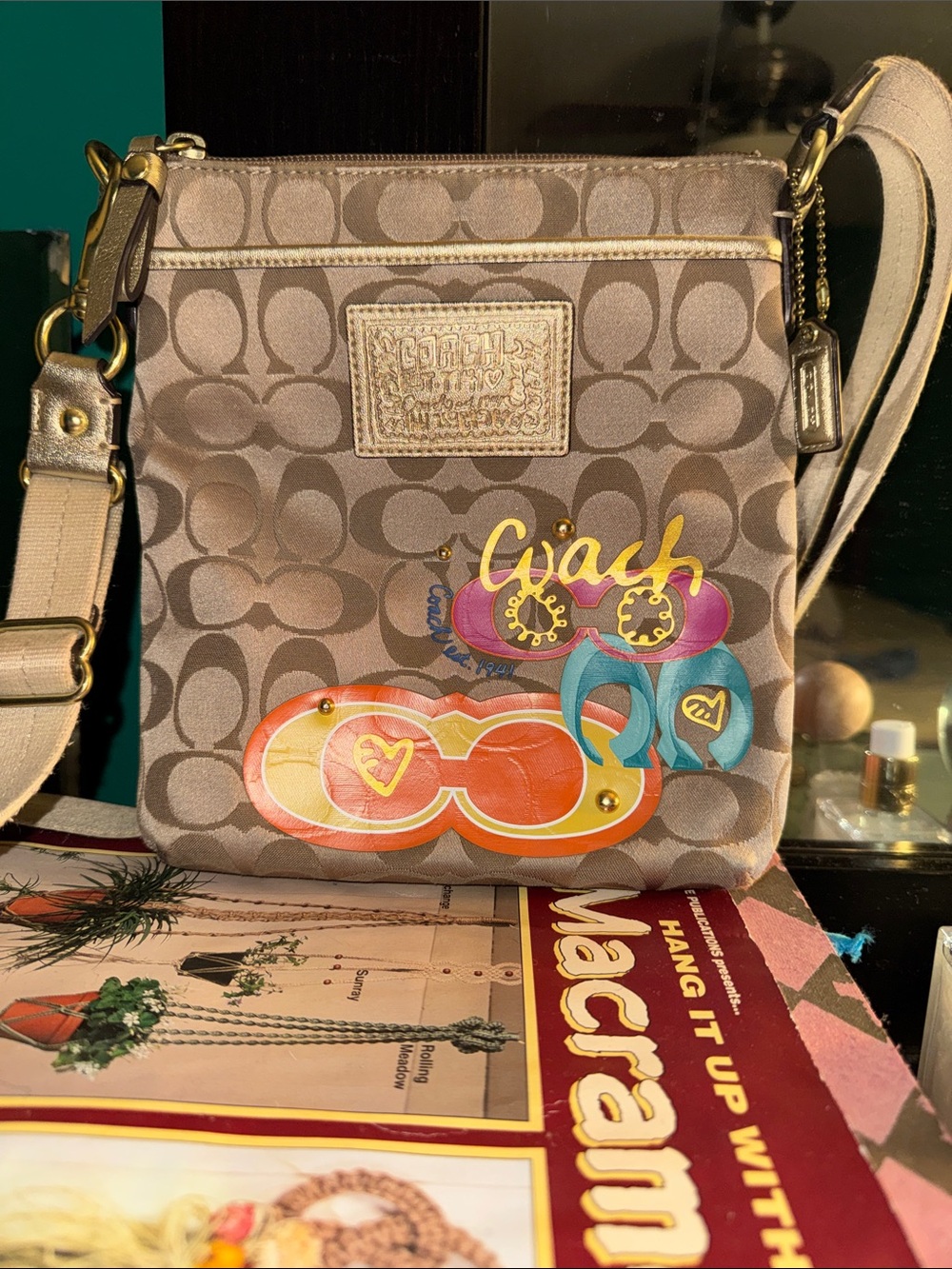 🌸🧡🩵🌟Coach Taupe Signature Crossbody with Multicolor Graphic Accents